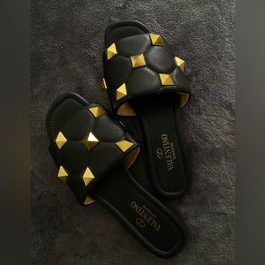 Valentino Garavani Roman Stud flat slide sandal in quilted nappa